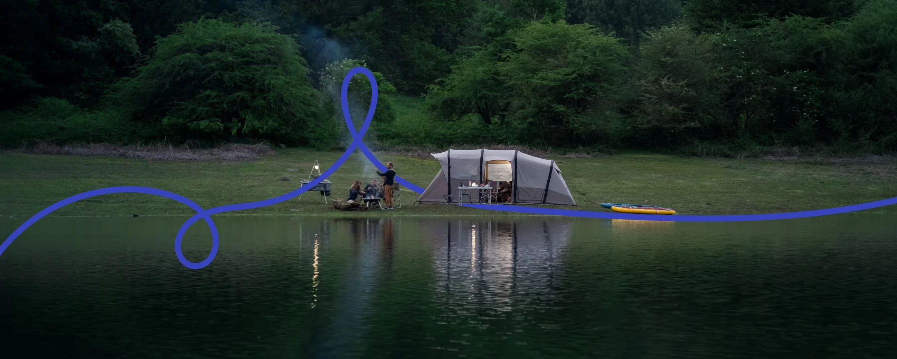 Composition pour un emailing Decathlon : ruban bleu intégré à une scène de camping au bord de l’eau