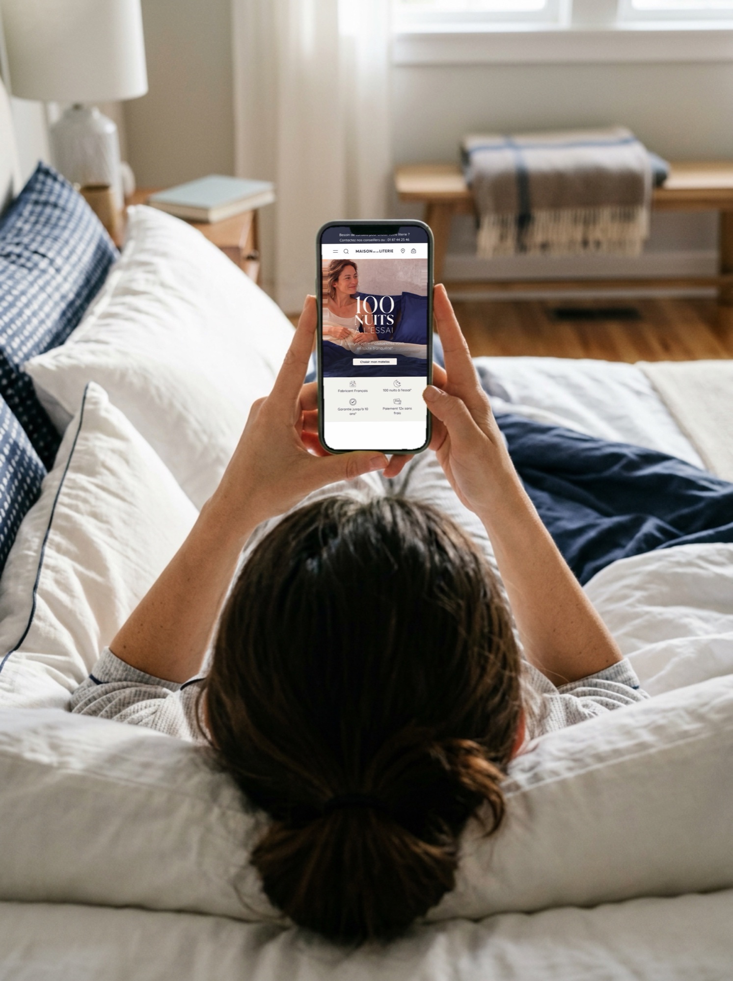 Page mobile avec la bannière 100 nuits à l’essai, sur un téléphone tenu au lit.