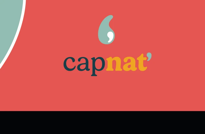 Logo CapNat' sur fond corail