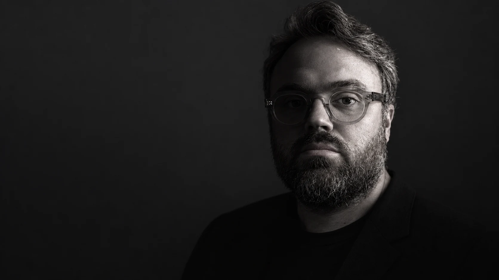 Portrait en noir et blanc de Flavien Caffier, créé avec l’IA à partir de ses photographies.