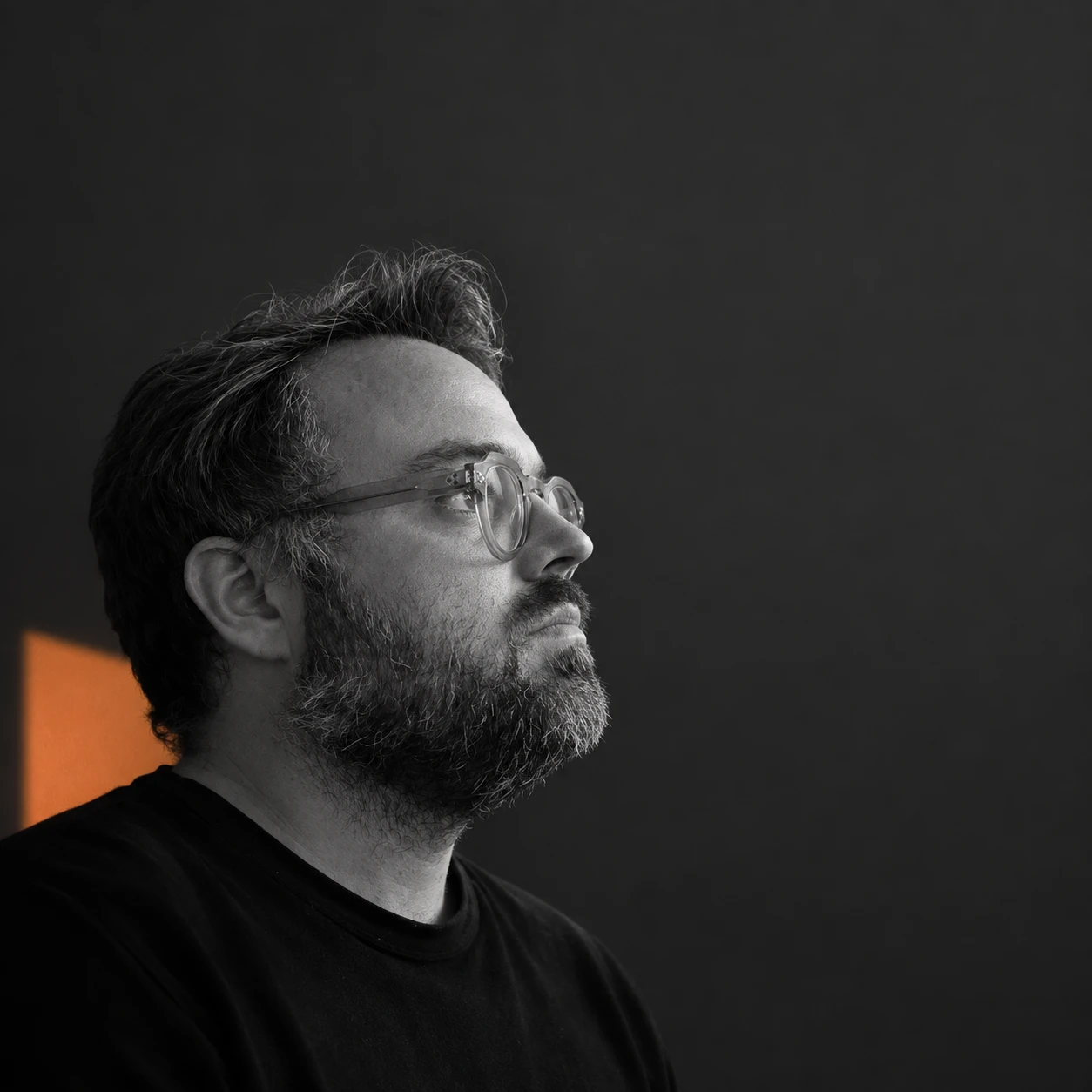 Portrait de profil de Flavien Caffier en noir et blanc, créé avec l’IA à partir de ses photographies.