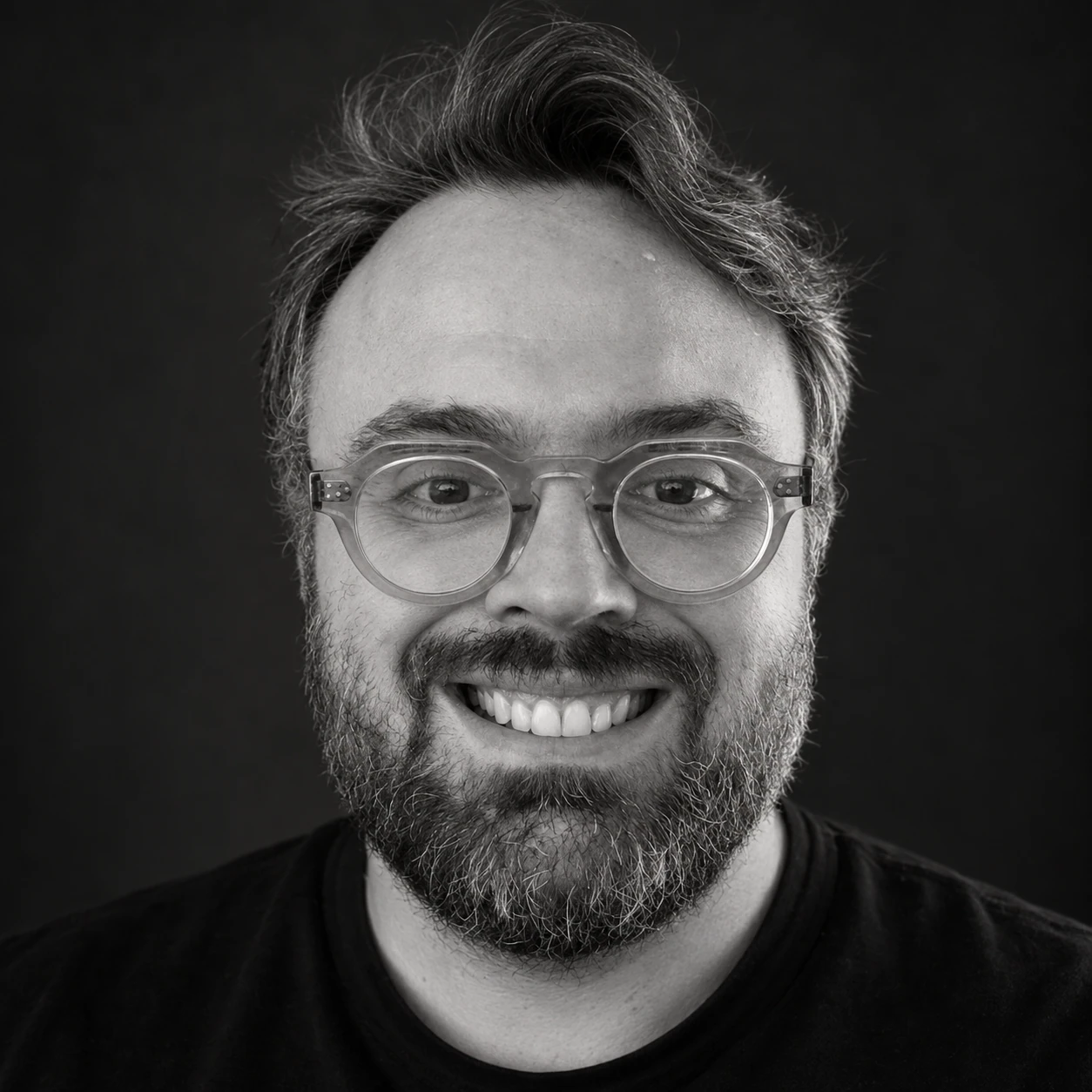 Flavien Caffier, souriant. Portrait réalisé avec l’IA à partir de ses photographies.